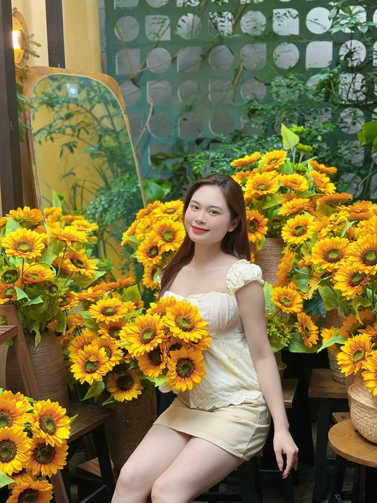 May | Private Guide in Hanoi | Vietnam Local Guide