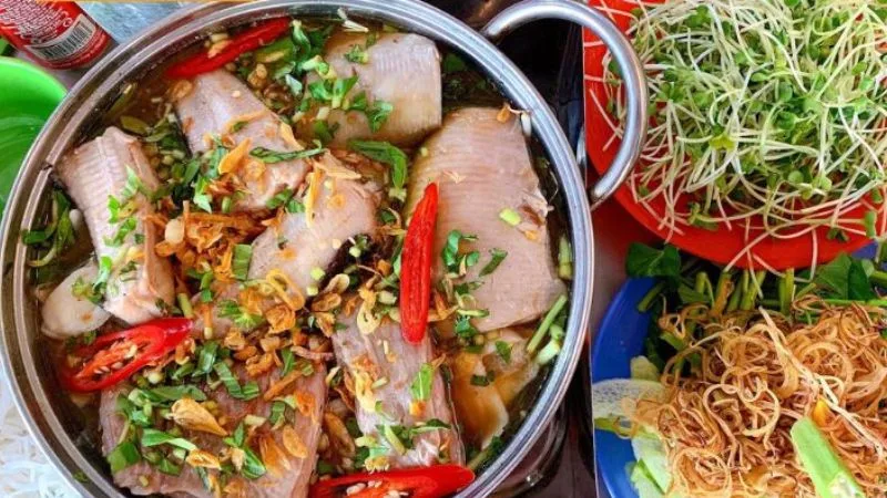 Hoang Minh Stingray Hotpot (Lau Ca Duoi Hoang Minh)